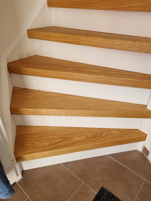 Eiken trap renoveren wit stootbord