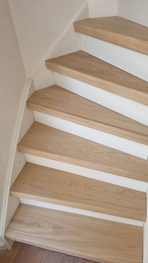 Eiken trap renoveren wit stootbord
