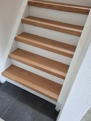 Eiken trap renoveren wit stootbord