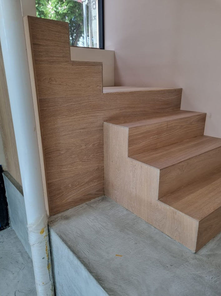 Trap met houten tredes