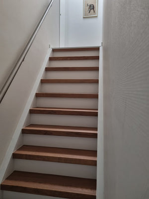 Eiken trap renoveren wit stootbord